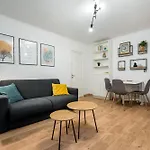 Ultracentral Cozy Апартаменти *